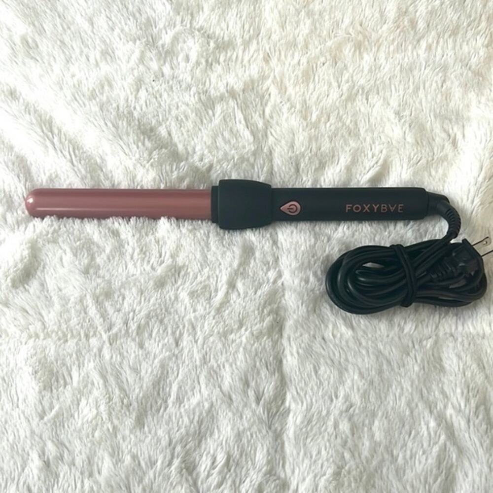 FOXYBAE®
25mm Black Curling Wand with Rose Gold Colored Barrel